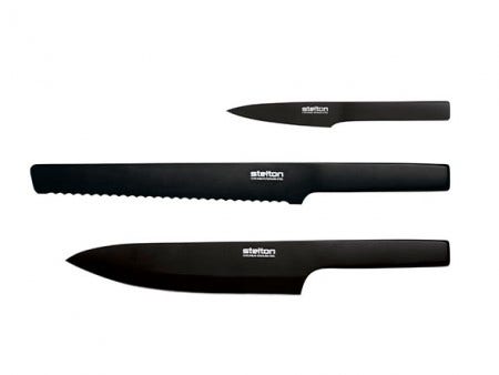 This Stelton knife set, which consists of a large chef’s knife, bread knife and utility knife, gives you three of the most important knives in the kitchen. The Pure Black range has won several design awards for functionality and stunning design. As with the rest of the range, the transition from handle to knife blade is fluid, because the knives are made from a single piece of stainless chromium steel. The matt black finish provides a good grip and makes the knives easy to clean.