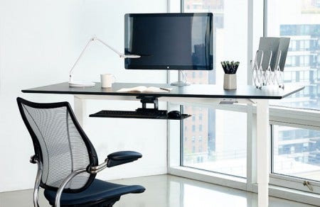 With a minimal aesthetic, Float complements traditional offices and home work spaces.