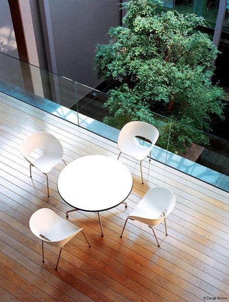 The elegant plastic shell of T-Vac offers comfortable seating not only in interior spaces but also in outdoor settings: special additives in the molded polypropylene shell help to prevent the colour from fading, and the powder-coated finish of the base makes the chair suited for use on the terrace or in the garden. Since the chair can be stacked, it is especially useful in places where large numbers of chairs are required.