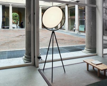 Adjustable floor lamp providing direct light. Painted or chrome-plated aluminium body with metal spinning head, die-cast joints and extruded stem. Silk screened PMMA diffuser.