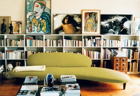 Two examples of Noguchi's predilection for sculptural lines are his Freeform Sofa and Ottoman, the shapes of which are reminiscent of river pebbles. Noguchi himself described his design as "soft rock". Thanks to its organic shape and the natural tones of its upholstery fabric the sofa has a light, elegant feel, despite its voluminous form. Vitra Design Museum Collection