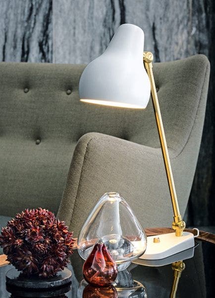 The Radiohus Lamp gets a comeback Vilhelm Lauritzen’s original VL38 Table Lamp that was used in Radiohuset’s radio studios, is now relaunched. A floor and a wall lamp now accompany the elegant lamp. It is the original design, where the lamp head is organically shaped, painted white and obliquely angled, and with arms made of brass. VL38 has been updated with energy efficient LED light sources. 