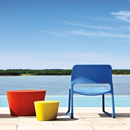 The Maya Lin Stones Collection, introduced in 1998 in celebration of Knoll’s 60th anniversary, reflects the famed architect’s signature subtlety. The quiet, organic form of the Coffee Table brings a grounding quality to any space—indoors or out. Available in seven bright, outdoor colors.