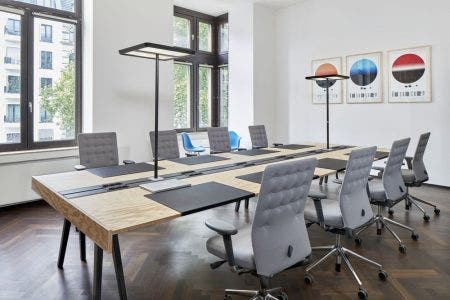 With its compact padding, the backrest of the ID Trim office chair conveys a sense of classic elegance and quality craftsmanship. The sandwich construction with integrated lumbar support provides the comfort of an upholstered backrest while being almost as slim as a mesh backrest – offering an alternative to both of these construction types for office chair backrests.