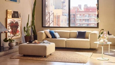 Firmly in line with his philosophy of 'super normal' design, Jasper Morrison has successfully coupled home-like informality with precise finishing and expressive clarity. As it functions like an architectural element, the Soft Modular Sofa can be subtly integrated into any interior.