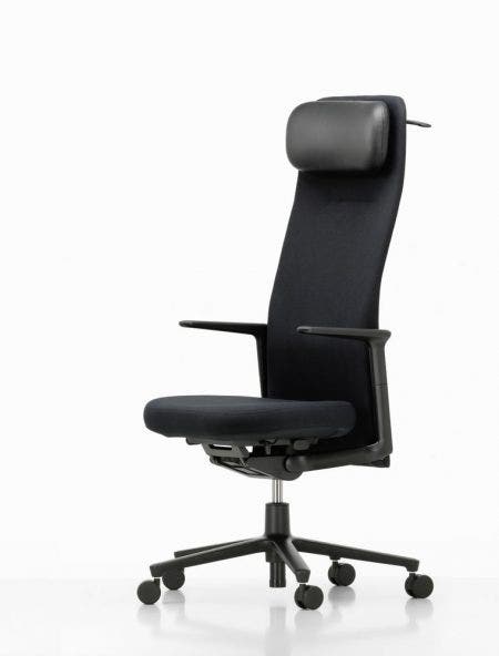 Although not readily visible, the Pacific Chair offers all the sophisticated functions necessary for ergonomic seating. The height-adjustable back and armrests form part of the same vertically aligned profile. This is a decisive feature of the overall design concept and allows users to sit sideways. The synchronised mechanism automatically responds to the weight of the respective user, offering an immediate sense of personalised comfort. Further fine adjustments can be carried out quickly and easily thanks to the concealed but intuitively positioned operating elements. The padded backrest comes in three different heights. Components are colour-coordinated in light or dark versions, available with matching functional armrests or elegant aluminium arm supports.