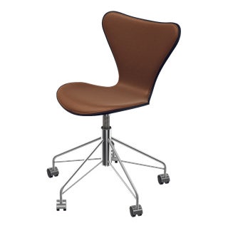 Fritz Hansen Series 7™ Swivel Chair - Front Upholstered