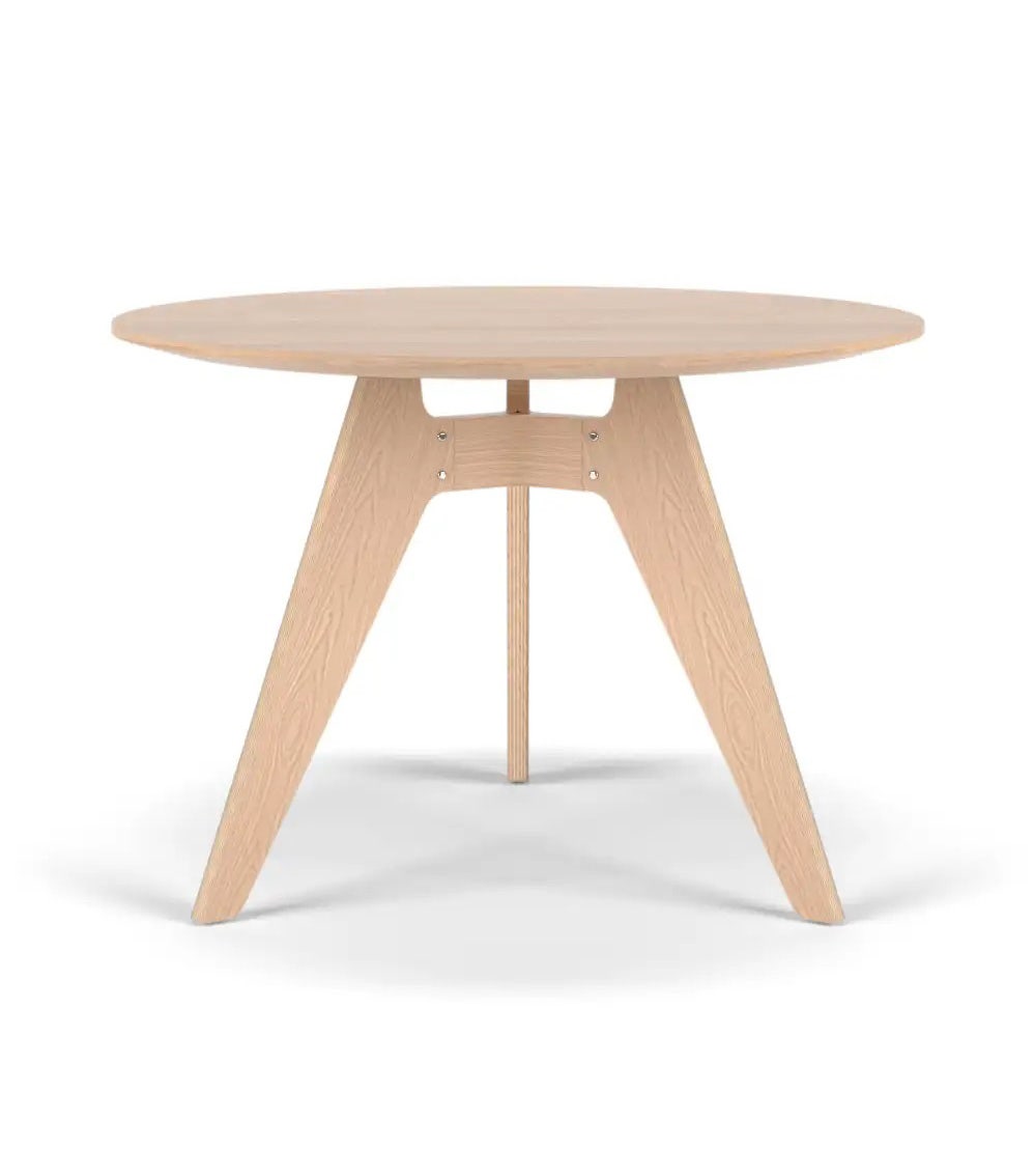 Nikari Lavitta Round Table